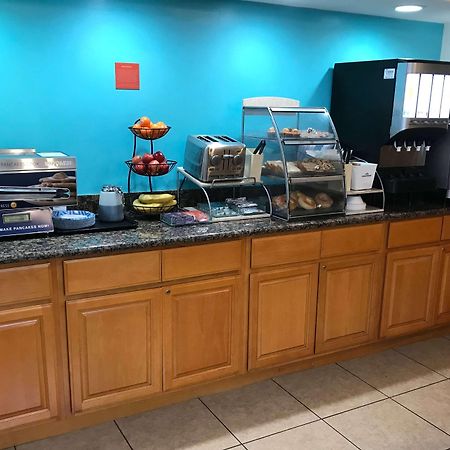Howard Johnson By Wyndham Salinas Bagian luar foto