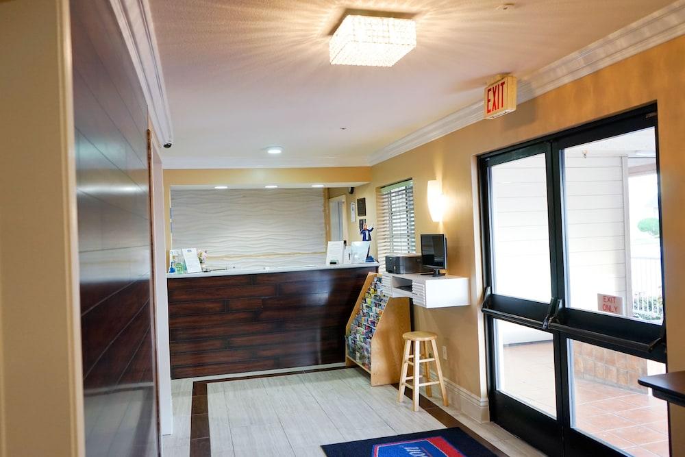 Howard Johnson By Wyndham Salinas Bagian luar foto