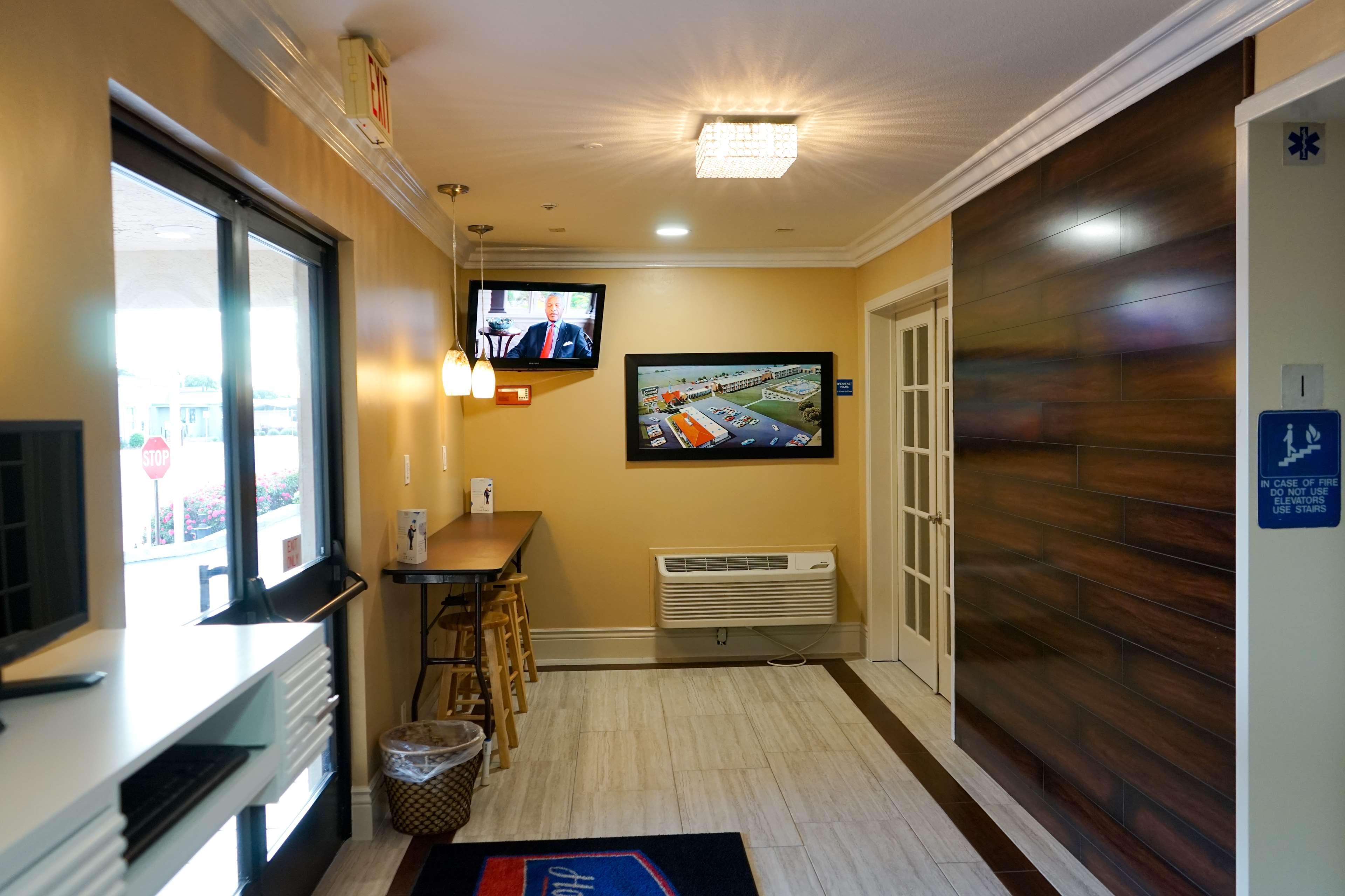 Howard Johnson By Wyndham Salinas Bagian luar foto