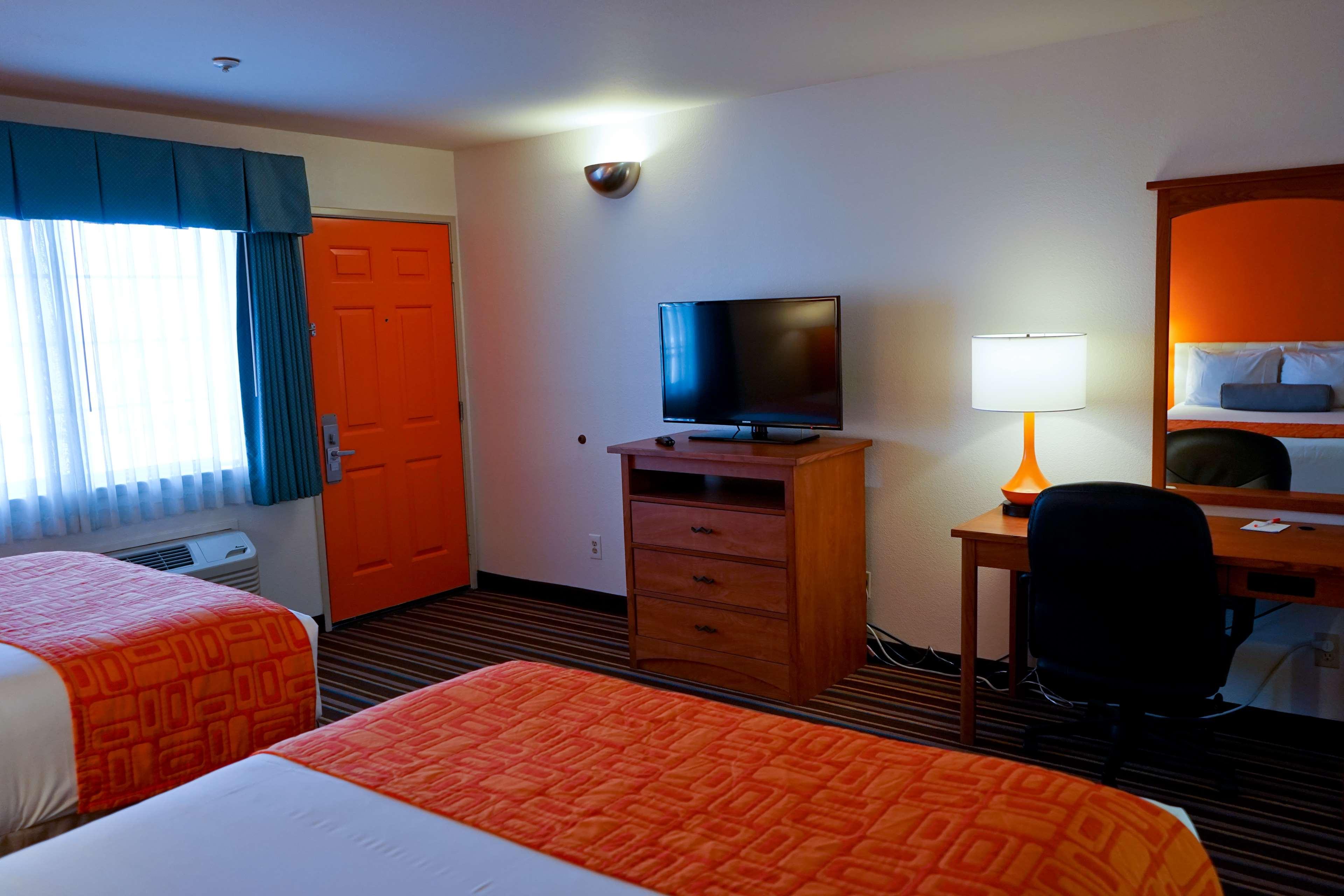 Howard Johnson By Wyndham Salinas Bagian luar foto