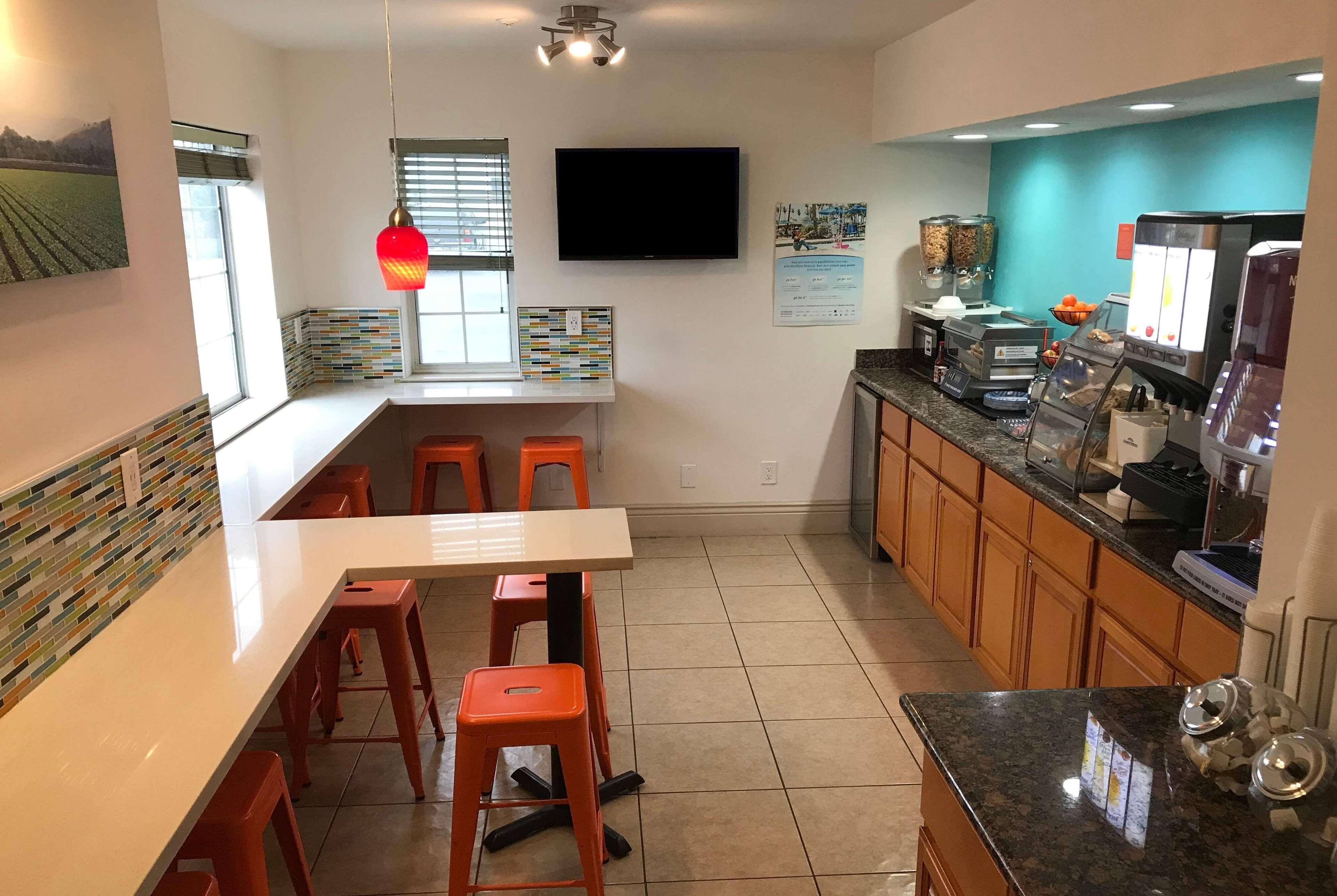 Howard Johnson By Wyndham Salinas Bagian luar foto