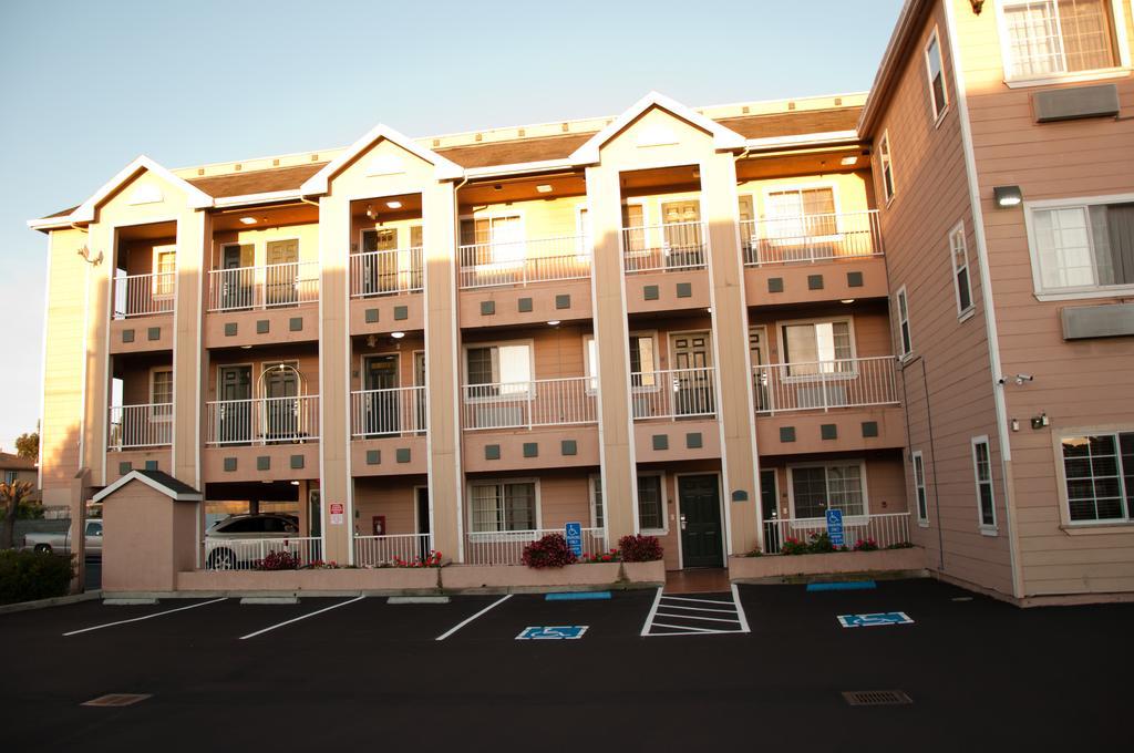 Howard Johnson By Wyndham Salinas Bagian luar foto