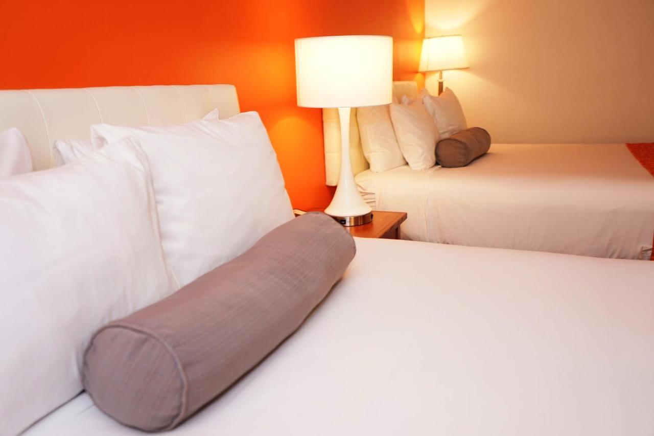 Howard Johnson By Wyndham Salinas Bagian luar foto