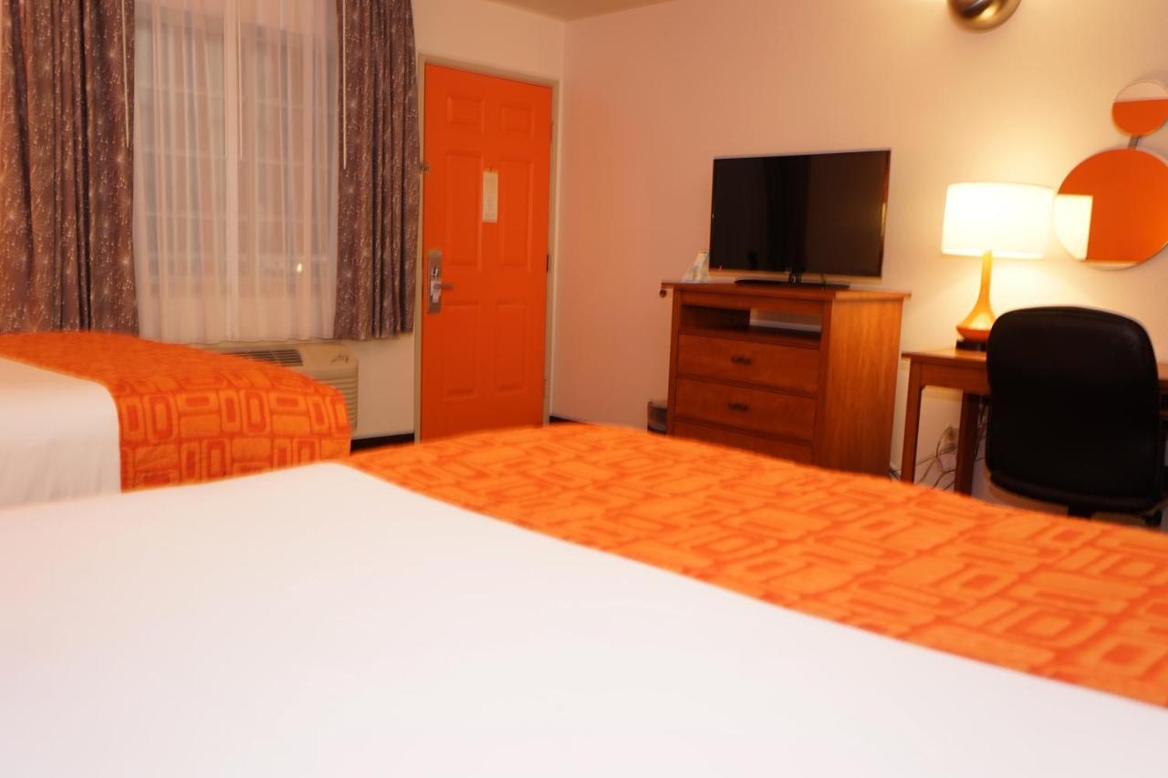 Howard Johnson By Wyndham Salinas Bagian luar foto